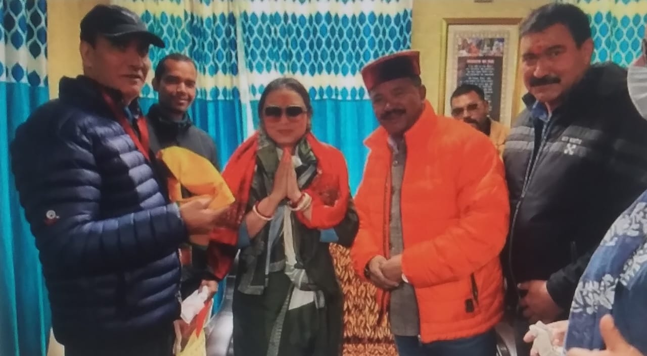उत्तराखंड : अभिनेत्री रानी मुखर्जी ने बदरीनाथ धाम में बदरी विशाल के किए दर्शन
