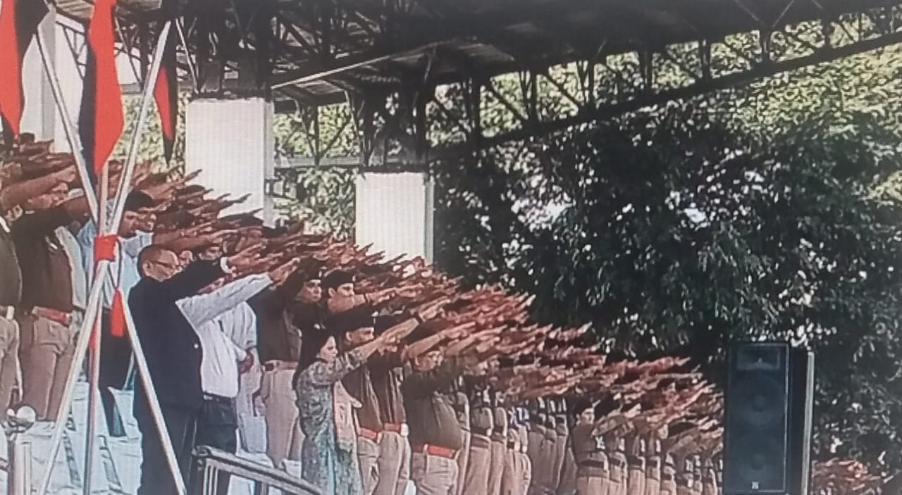 उत्तराखंड : डीजीपी ने पुलिसकर्मियों को दिलाई शपथ, सीएम धामी ने किया लौह पुरुष को नमन