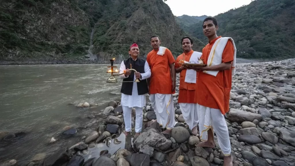 उत्तराखंड : परिवार संग देवप्रयाग पहुंचे अखिलेश यादव, मंदिर में टेका मत्था, संगम पर किया स्नान