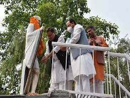 उत्तराखंड : सीएम धामी ने राष्ट्रपिता और लाल बहादुर शास्त्री को किया नमन, पुष्प अर्पित कर दी श्रद्धांजलि