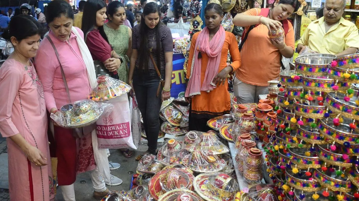 उत्तराखंड : तैयारियों में जुटी सुहागिनें, मेहंदी लगवाने को उमड़ी भीड़, चांदी के करवों का क्रेज