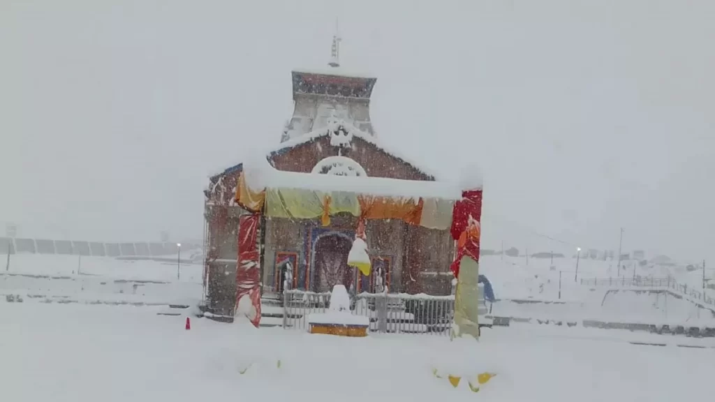 उत्तराखंड : केदारनाथ में जोरदार बर्फबारी के बाद खूबसूरत हुआ नजारा, माइनस में पहुंचा तापमान