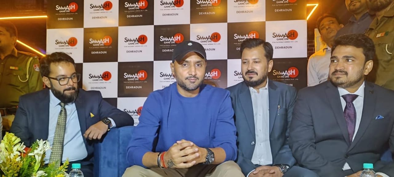 उत्तराखंड : स्मैश के नए मनोरंजन केंद्र के उद्घाटन में शामिल हुए प्रसिद्ध क्रिकेटर हरभजन सिंह