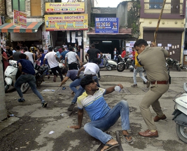 उत्तराखंड : डीएवी में आपस में भिड़े छात्र संगठन, चले लात-घूसे, पुलिस ने लाठीचार्ज कर दौड़ाया