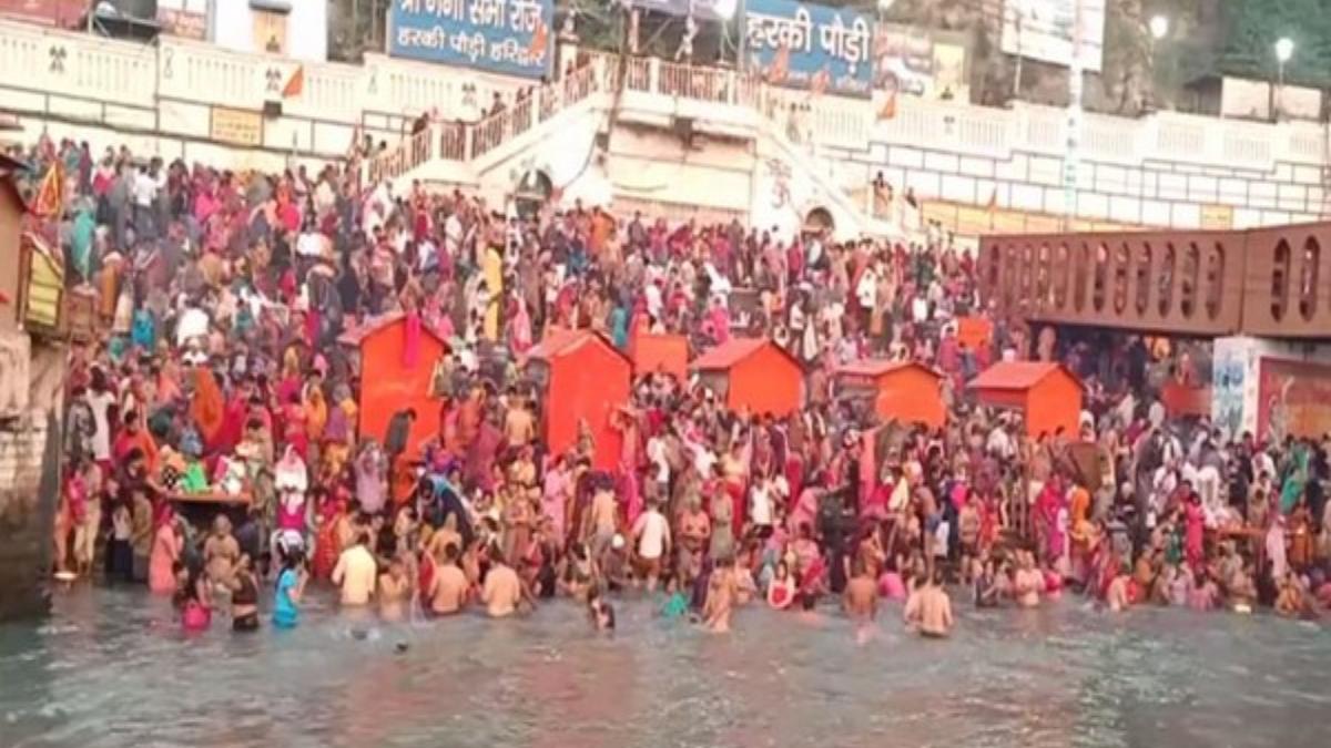 उत्तराखंड : धर्मनगरी में उमड़ा आस्था का सैलाब, कार्तिक पूर्णिमा पर 20 लाख श्रद्धालुओं ने लगाई डुबकी