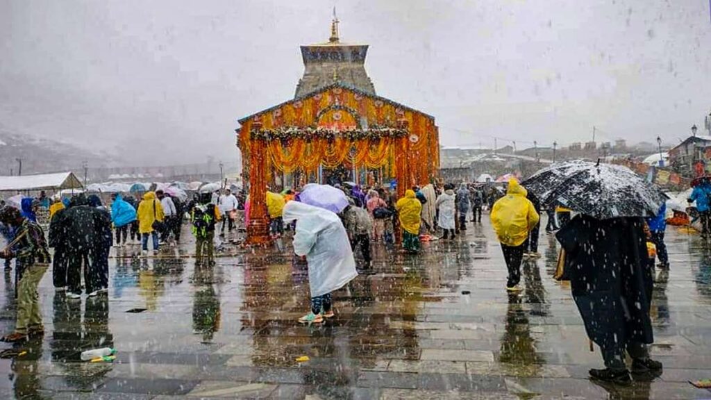 उत्तराखंड : केदारनाथ ,बद्रीनाथ धाम में बर्फबारी, कड़ाके की ठंड के बीच श्रद्धालु कर रहे दर्शन