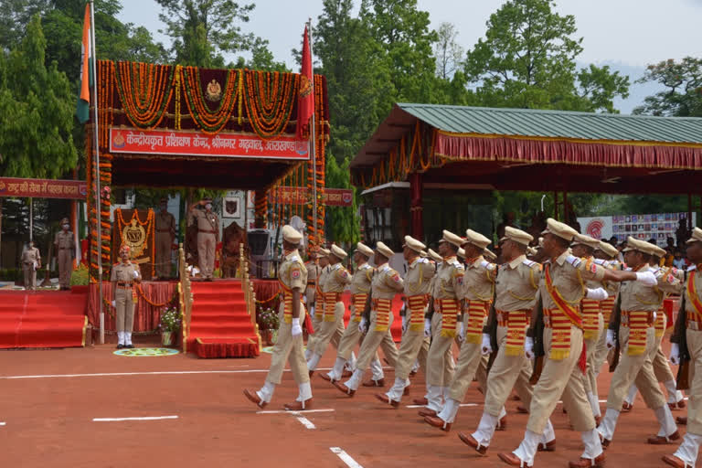 उत्तराखंड : श्रीनगर में एसएसबी का दीक्षांत समारोह, पासआउट 11 उप निरीक्षकों को दिए गए पुरस्कार