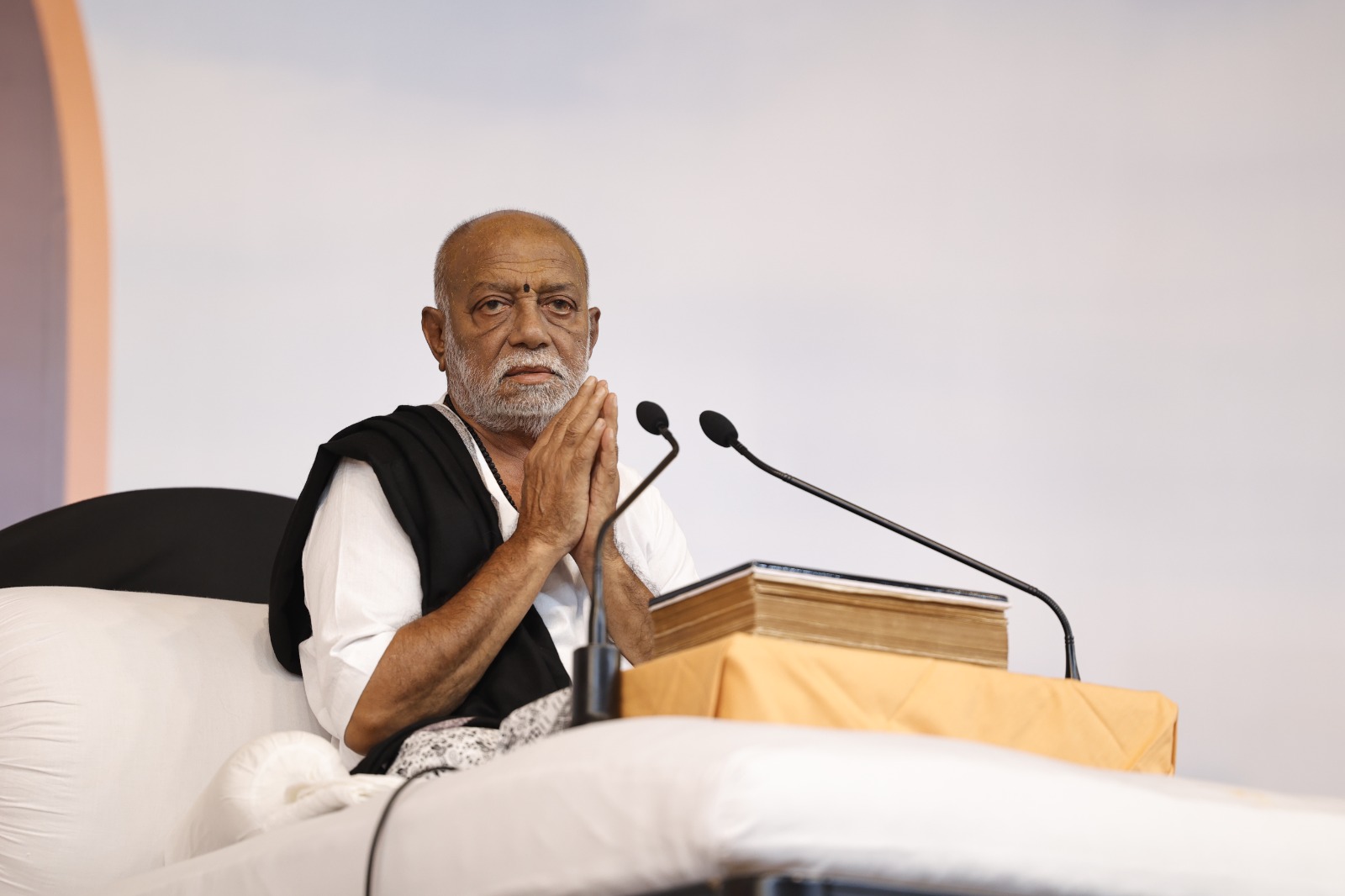 तमिलनाडु में चक्रवात और हलवद सड़क दुर्घटना में मारे गए लोगों को मोरारीबापू की श्रद्धांजलि और सहायता