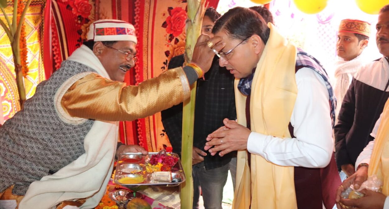 उत्तराखंड : सीएम धामी पहुंचे बाबा भारामल के मंदिर, लोगों को बांटा प्रसाद भंडारे में खाया खाना