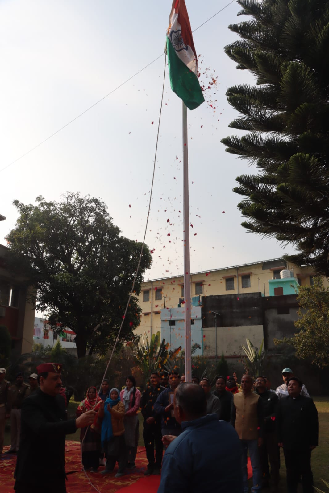 उत्तराखंड : विनय शंकर पाण्डेय,आयुक्त गढवाल मण्डल ने आयुक्त शिविर कार्यालय में किया ध्वजारोहण