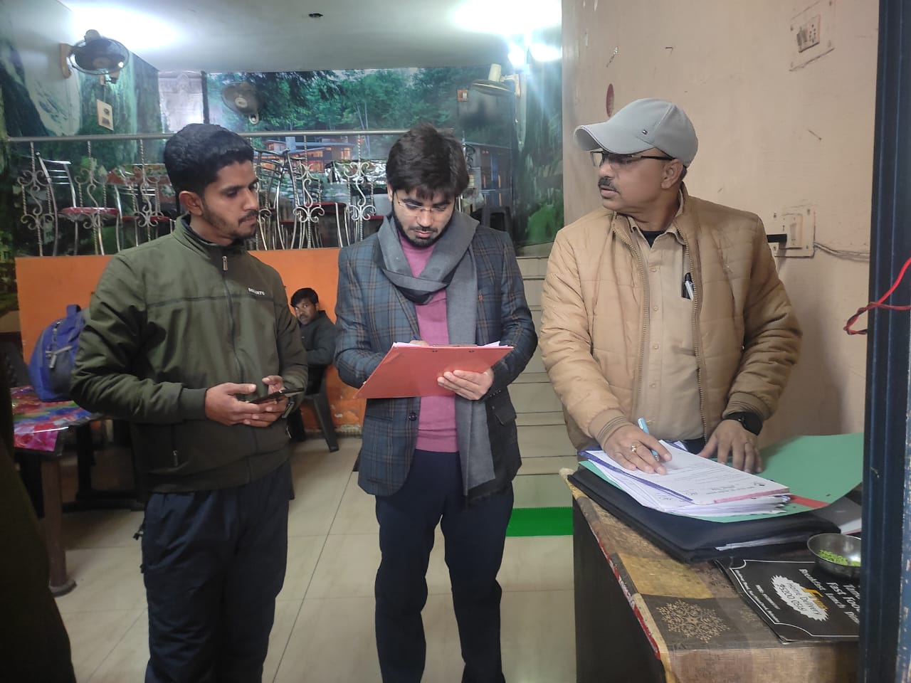 उत्तराखंड : जिलाधिकारी श्रीमती सोनिका ने शहर में होटल, रेस्टोरेंट, मांस की दुकानों पर खाद्य सामग्री की जांच हेतु अभियान चलाने के लिए अपर जिलाधिकारी वित्त एवं राजस्व को दिए निर्देश।