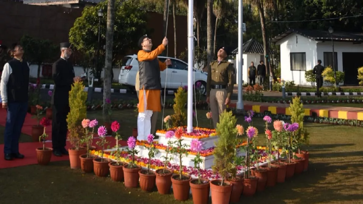 उत्तराखंड: सीएम धामी ने आवास पर फहराया राष्ट्रीय ध्वज, तिरंगों से सजे दून के बाजार