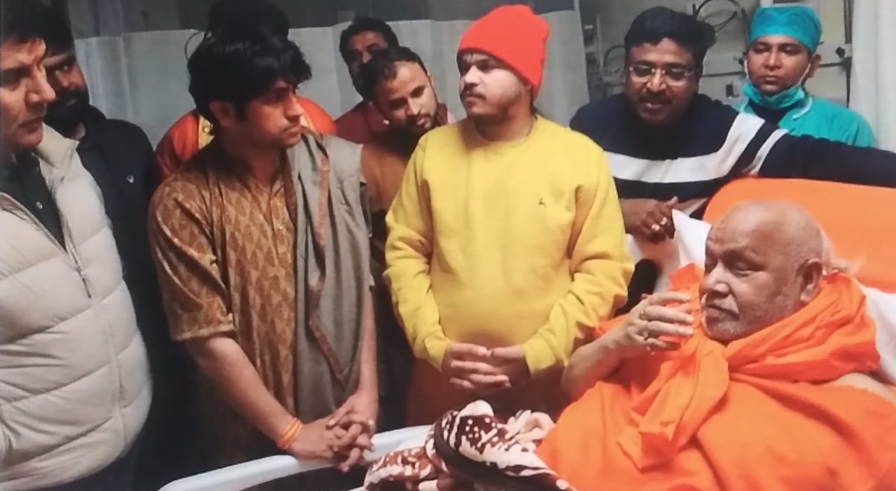 उत्तराखंड : जगद्गुरु रामभद्राचार्य का हालचाल जानने देर रात सिनर्जी अस्पताल पहुंचे बाबा बागेश्वर के धीरेंद्र शास्त्री