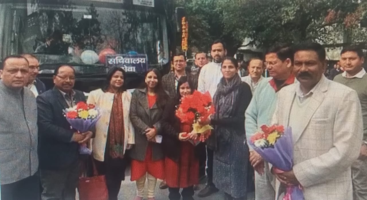 उत्तराखंड : सचिवालय कर्मियों के लिए इलेक्ट्रिक बस का संचालन शुरू, मुख्य सचिव और जिलाधिकारी ने किया शुभारंभ