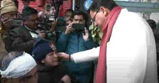 उत्तराखंड : हल्द्वानी पहुंचकर पीड़ितों से मिले सीएम धामी, पीएम मोदी को दिया घटना का अपडेट
