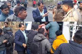 मंत्री अग्रवाल ने काफिला रोक सड़क दुर्घटना में चोटिल व्यक्ति को निजी वाहन से भेजा अस्पताल मौके पर पुलिस बुला मंत्री अग्रवाल ने आरोपी के खिलाफ कार्रवाई के दिए निर्देश