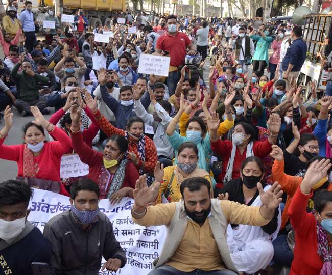 उत्तराखंड : उपनल कर्मचारियों ने विशाल रैली के रूप में किया सचिवालय कूच, देर शाम पुलिस ने जबरन उठाया