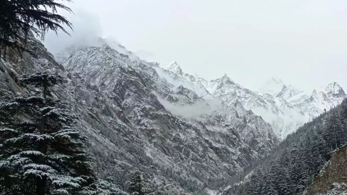 उत्तराखंड : इन इलाकों में फिर से लौटी ठंड, 25 गांवों में हिमपात जारी; रास्ते बंद और बिजली-पानी की आपूर्ति ठप