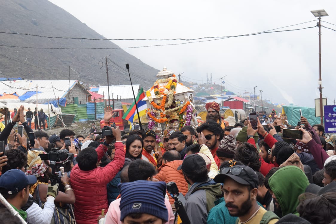 केदारनाथ धाम पहुंची बाबा पंचमुखी चल विग्रह उत्सव डोली, 10 मई को प्रातः 07 बजे खुलेंगे कपाट भक्तों उमड़ी भीड़