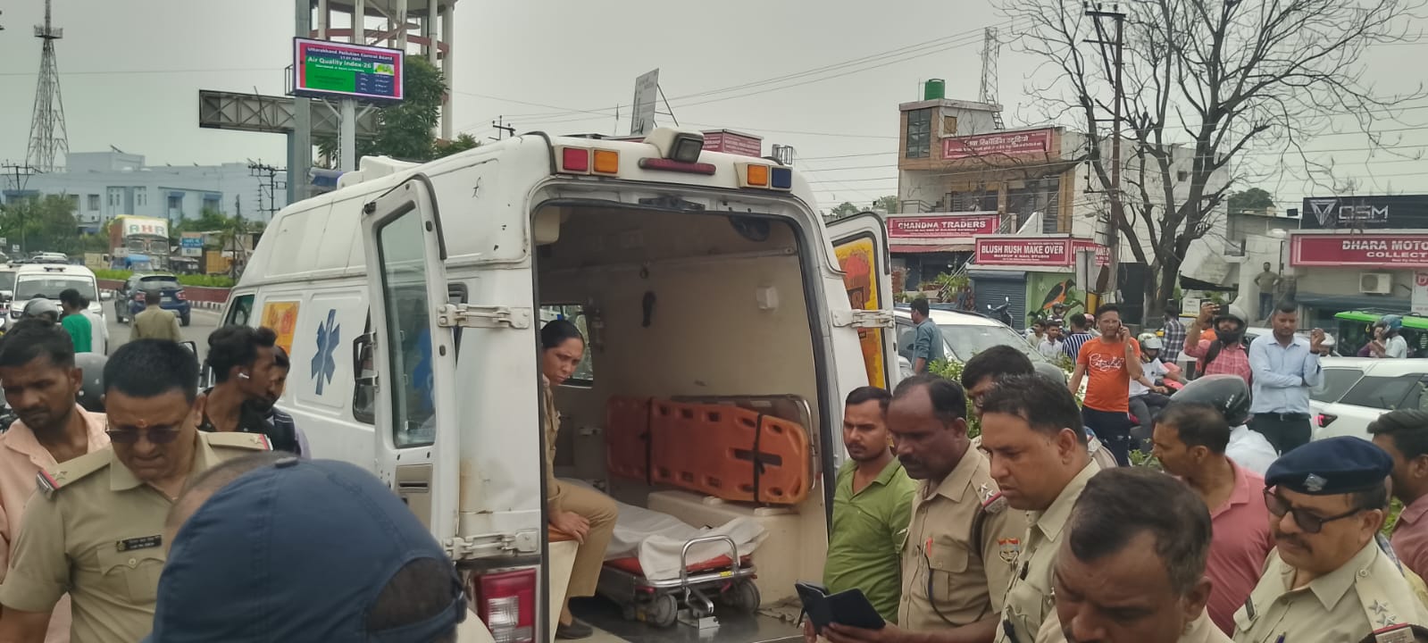 सड़क हादसे में महिला पुलिसकर्मी की मौत और एक अस्पताल में भर्ती
