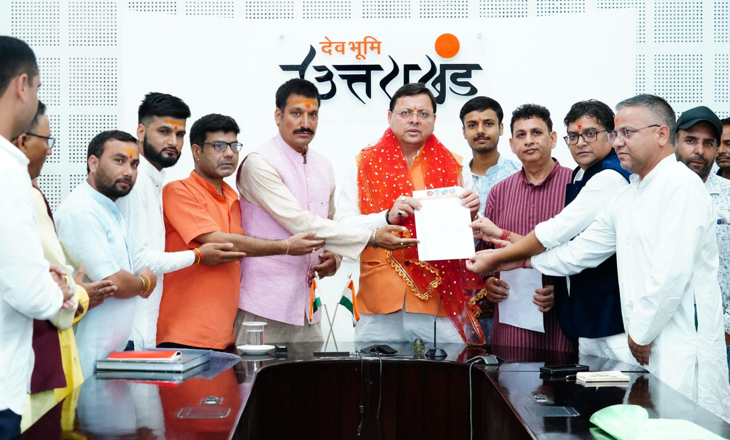मुख्यमंत्री से उत्तराखण्ड तीर्थ पुरोहित महापंचायत के पदाधिकारियों ने की भेंट  कैबिनेट द्वारा राज्य के चारधाम और अन्य प्रमुख मंदिरों के नाम ट्रस्ट या समिति गठित किये जाने के विरूद्ध कठोर विधिक प्राविधान किये जाने के निर्णय के लिए मुख्यमंत्री का जताया आभार