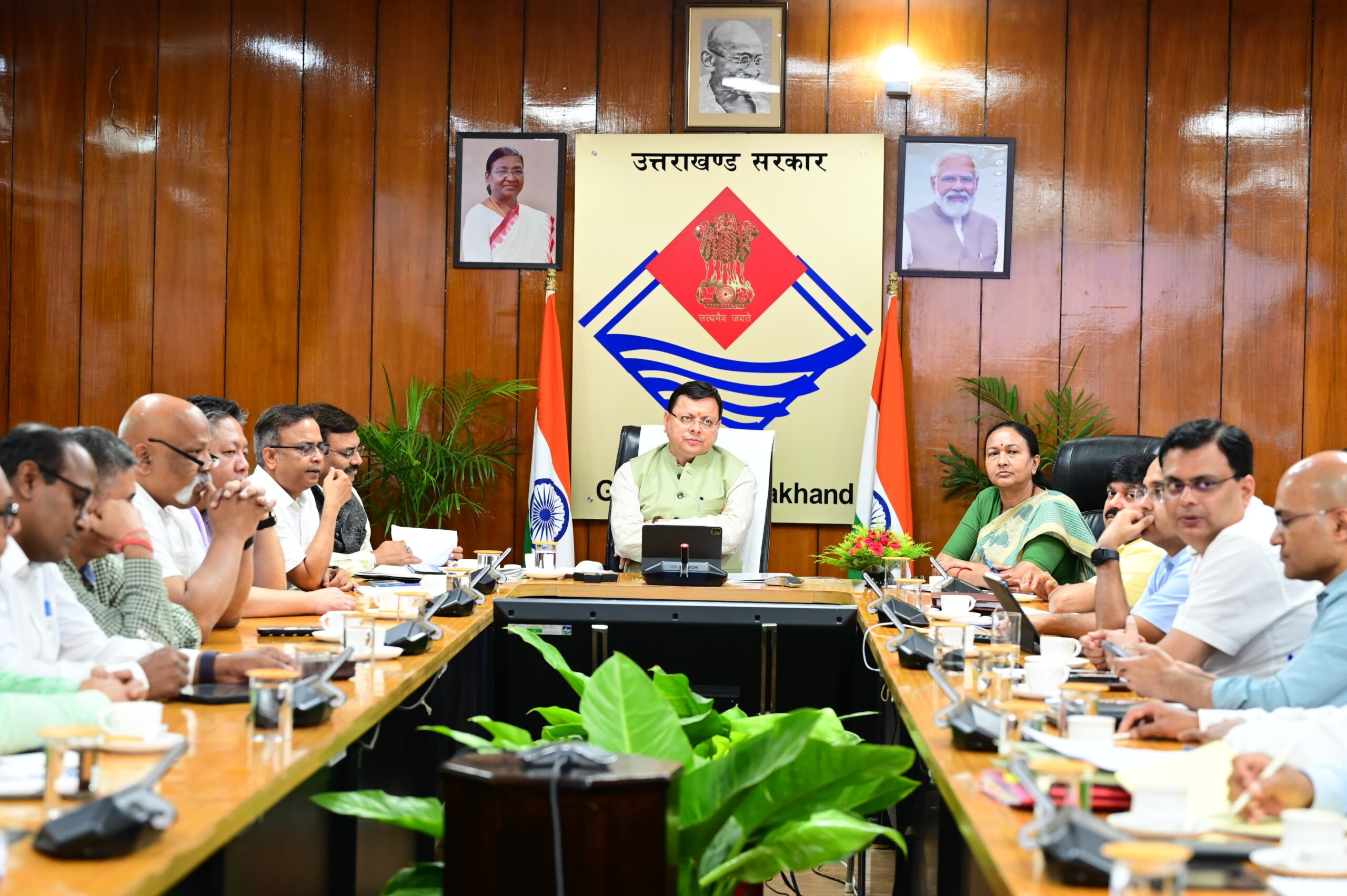 प्रदेश में पहली बार मुख्यमंत्री ने सचिव समिति को किया सम्बोधित
