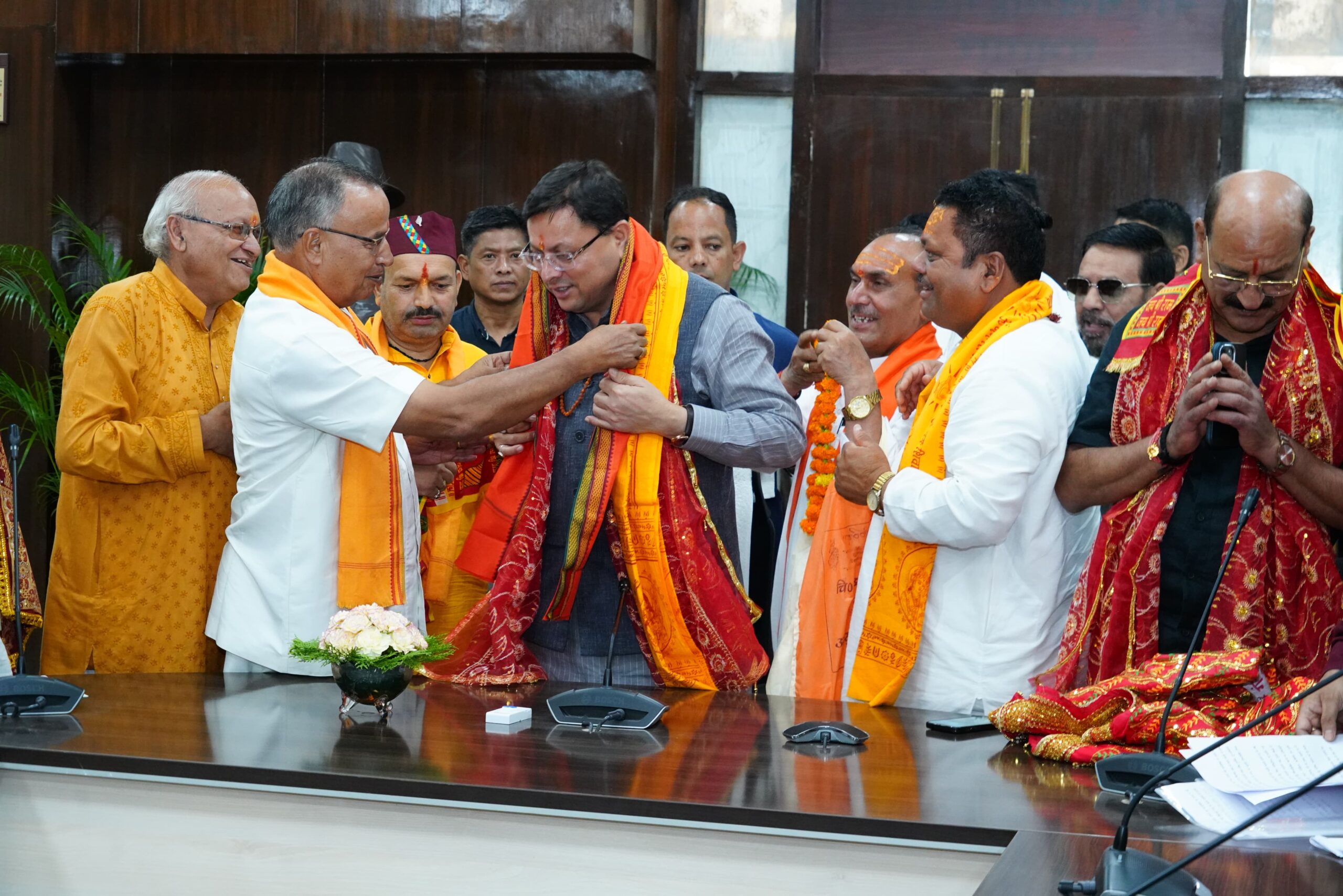 मुख्यमंत्री   धामी ने  सचिवालय में चारधामों से आये तीर्थ पुराहितों, पदाधिकारियों, होटल एसोसिएशन, टूर ऑपरेटर, ट्रांसपोर्टस और व्यापार मण्डल के साथ बैठक की।