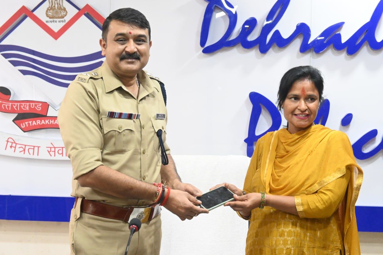रक्षाबन्धन पर दून पुलिस का बहनो को तोहफा, खोये मोबाइलो को वापस लौटाकर बिखेरी चेहरो पर मुस्कान