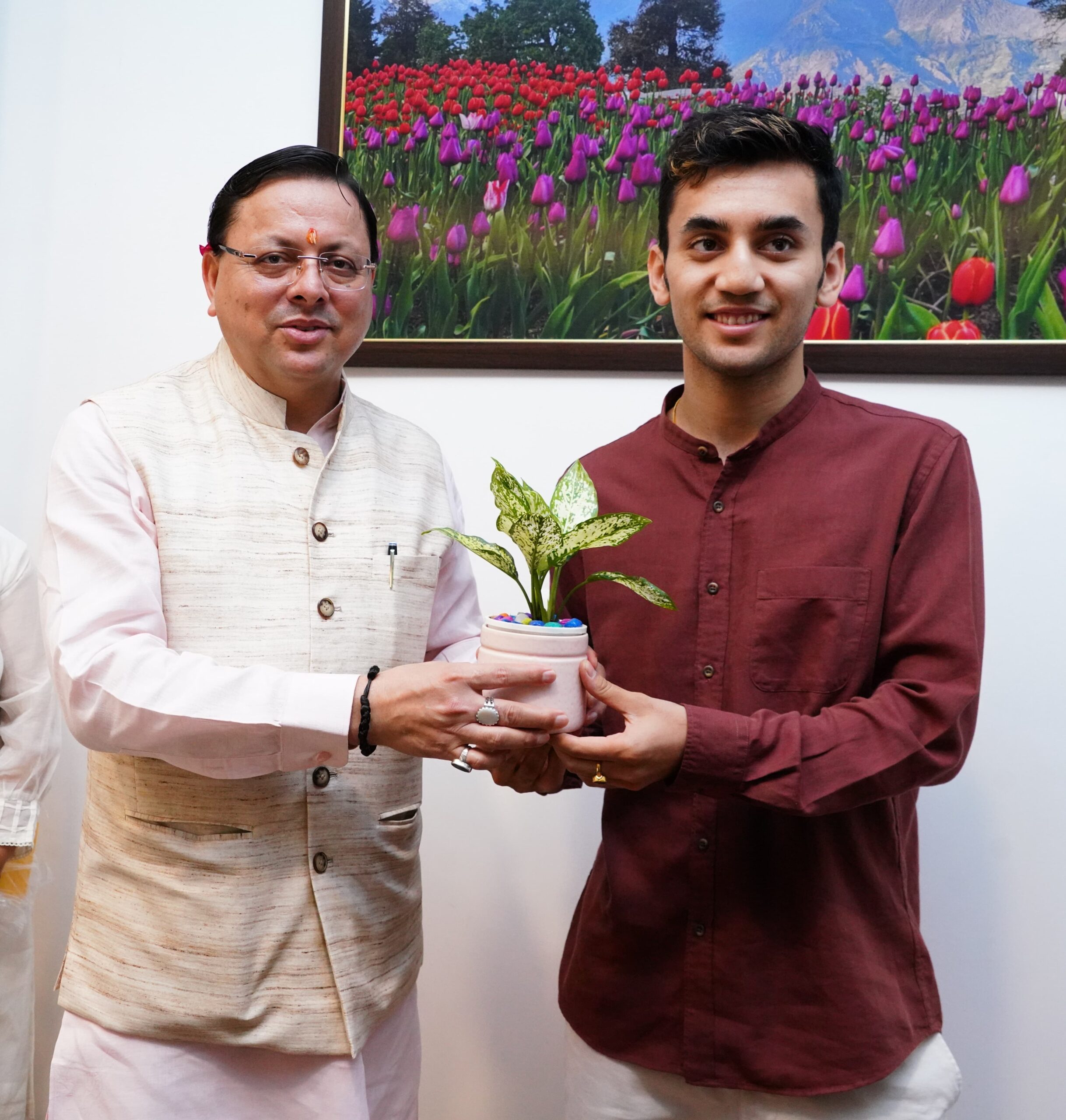 मुख्यमंत्री  पुष्कर सिंह धामी से रविवार को मुख्यमंत्री आवास में बैडमिंटन खिलाड़ी लक्ष्य सेन ने भेंट की।