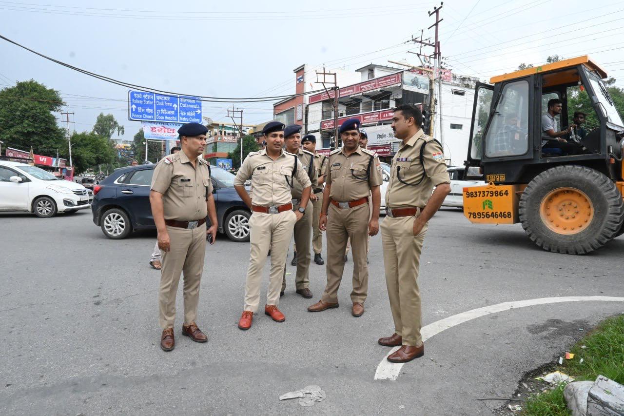 शहर की ट्रैफिक व्यवस्था का जायजा लेने स्वंय सडको पर उतरे एसएसपी देहरादून,  कैलाश अस्पताल कट तथा गोविन्द अस्पताल कट को बंद करने के दिये निर्देश