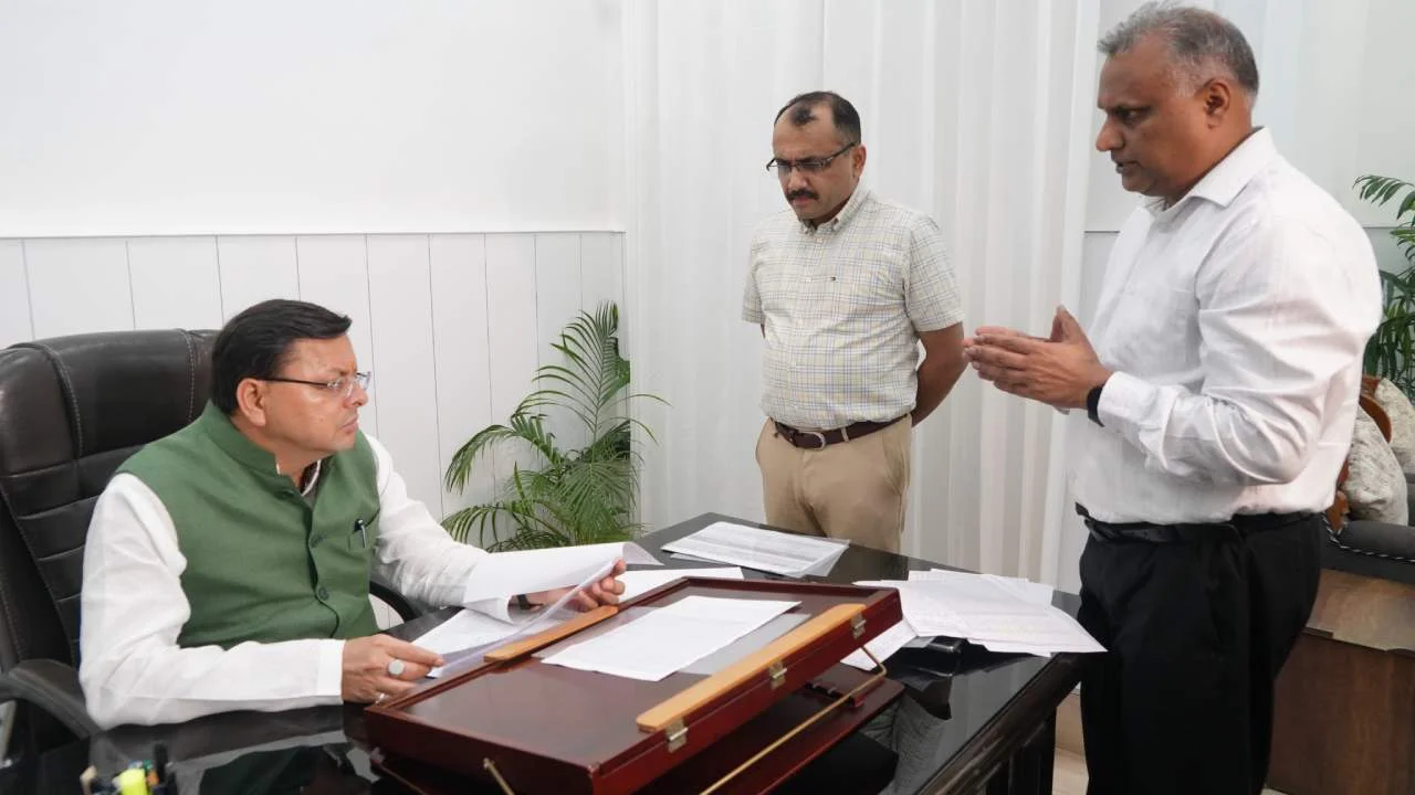 सीएम धामी ने किया पुलिस मुख्यालय का औचक निरीक्षण, कानून व्यवस्था से खिलवाड़ करने वालों पर सख्त एक्शन के निर्देश
