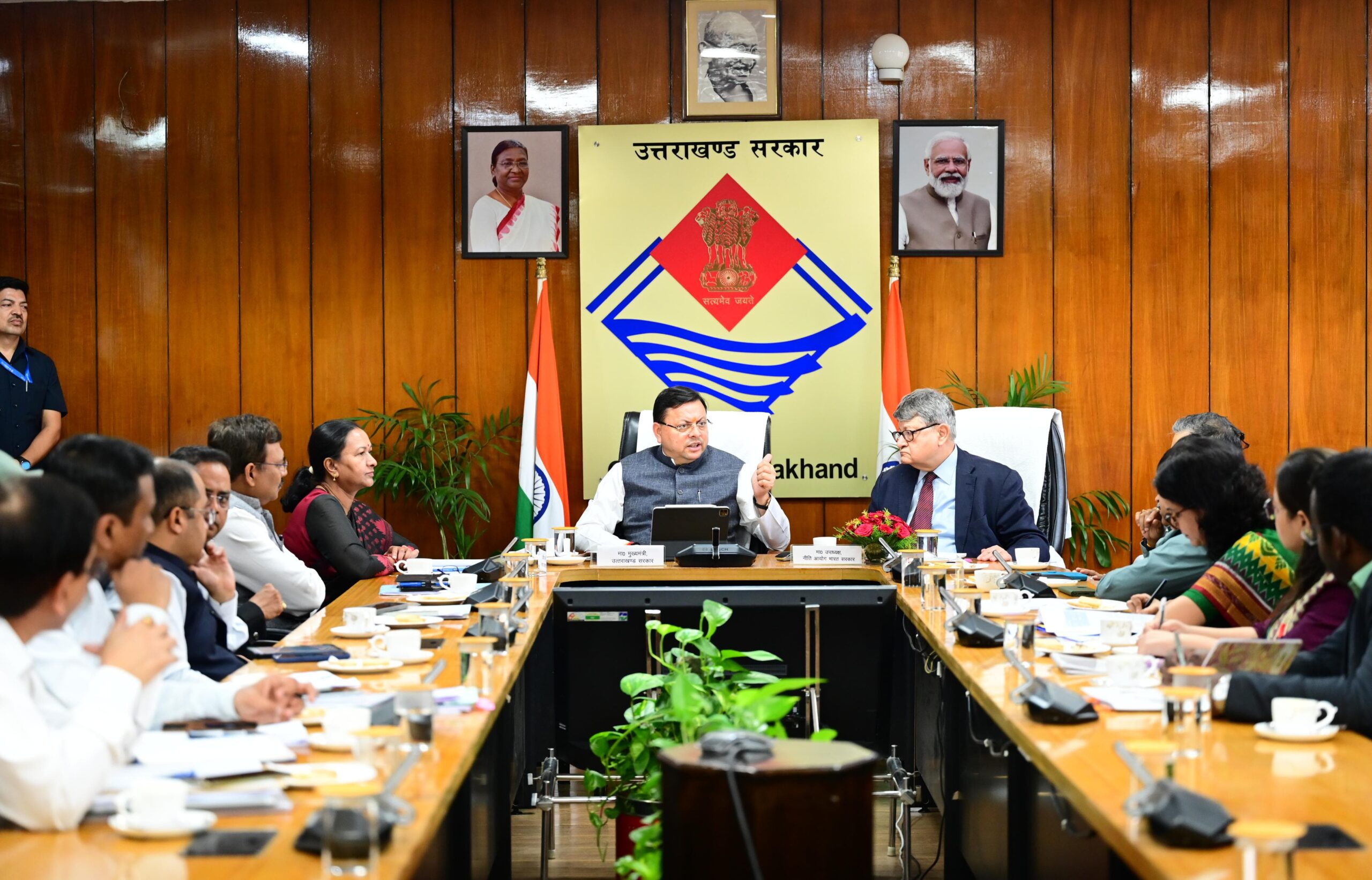 मुख्यमंत्री और नीति आयोग के उपाध्यक्ष के बीच राज्य से जुडे विभिन्न विषयों पर हुई चर्चा , पर्वतीय राज्यों की भौगोलिक परिस्थितियों को ध्यान में रखते हुए नीति बनाने का सीएम ने किया अनुरोध।