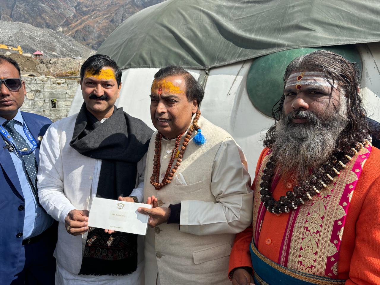 उद्योगपति मुकेश अंबानी ने बदरी-केदार के किये दर्शन