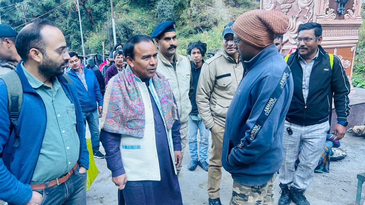 स्वास्थ्य मंत्री डा. धन सिंह रावत ने परखी यमुनोत्री धाम की स्वास्थ्य व्यवस्थाएं