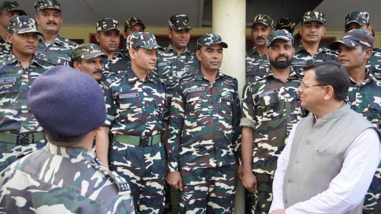 मुख्यमंत्री पुष्कर सिंह धामी ने बनबसा की सीमा चौकी पर एस.एस.बी. अधिकारियों व जवानों से की मुलाकात  सीमाओं की सुरक्षा में तैनात हमारे जवान देश की शान: सीएम धामी