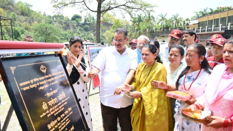गल्जवाड़ी में 92 लाख की लागत से बनने वाले सामुदायिक भवन का शिलान्यास करते कैबिनेट मंत्री गणेश जोशी