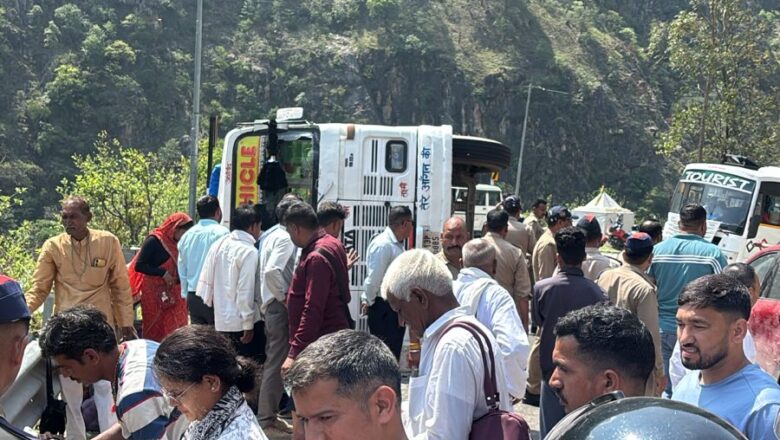 गंगोत्री हाईवे पर बड़ा हादसा: तीर्थयात्रियों की बस पलटी, 8 गंभीर रूप से घायल