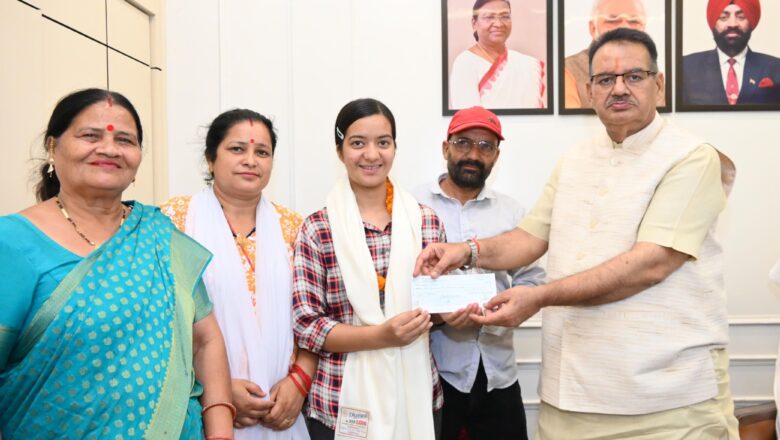 कैबिनेट मंत्री गणेश जोशी ने 12वीं कक्षा की मेधावी छात्रा हिमाद्रि माहरा को किया सम्मानित।