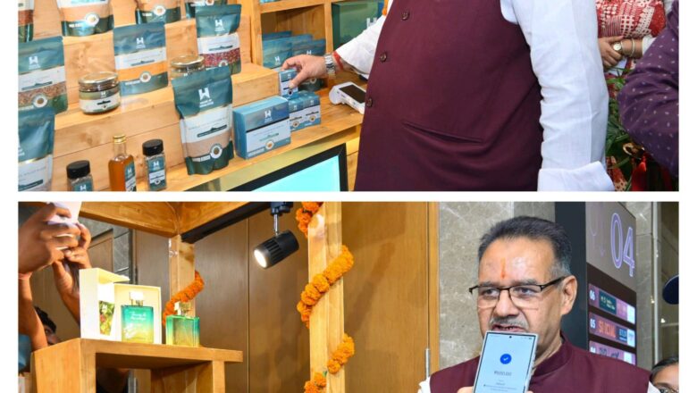हाउस ऑफ हिमालयाज के कॉर्ट का उद्घाटन करते ग्राम्य विकास मंत्री गणेश जोशी