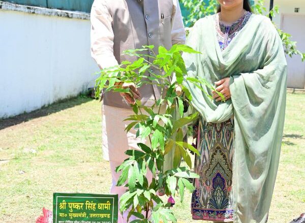 “एक पेड़ मां के नाम”: मुख्यमंत्री पुष्कर सिंह धामी ने किया पौधारोपण, जनता से की सहभागिता की अपील