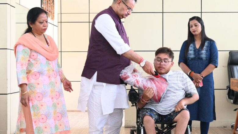 कैबिनेट मंत्री गणेश जोशी ने दिव्यांग युवक को भेंट की इलेक्ट्रॉनिक व्हीलचेयर, कहा – जरूरतमंदों की सेवा है मेरी प्रतिबद्धता
