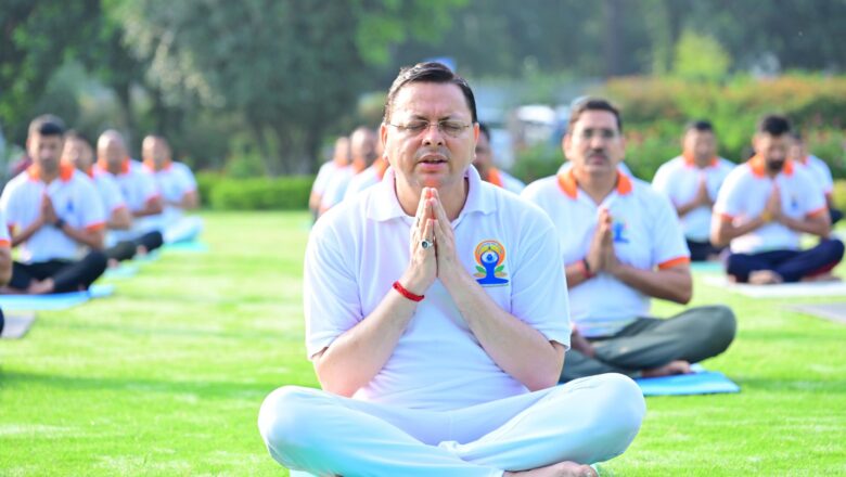 सीएम आवास में योगाभ्यास,सीएम धामी ने किया योग,प्रदेशवासियों से की अपील