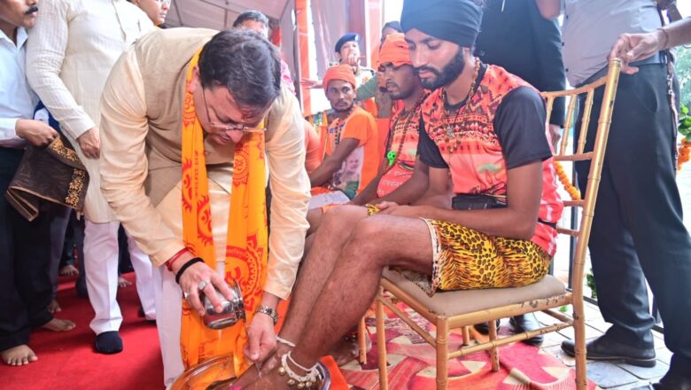 मुख्यमंत्री  पुष्कर सिंह धामी ने ओम पुल में आयोजित कार्यक्रम में कावंडियों के पांव धोकर  कावंडियों/शिव भक्तों का  स्वागत किया