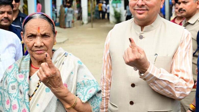 मुख्यमंत्री धामी ने पंचायत चुनाव में डाला वोट, लोगों से की अधिक से अधिक मतदान की अपील