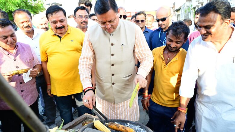 वोकल फॉर लोकल को बढ़ावा देने के लिए मुख्यमंत्री द्वारा किए जा रहे हैं लगातार प्रयास,  मुख्यमंत्री ने सड़क किनारे भुट्टा भून रहे  महातम की ठेली पर रुककर स्थानीय उत्पादों को बढ़ावा देने का दिया संदेश