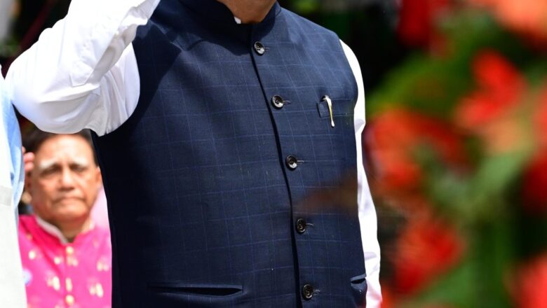 मुख्यमंत्री ने कारगिल विजय दिवस पर शहीद स्मारक पर पुष्प चक्र अर्पित कर शहीद को दी श्रद्धांजलि।