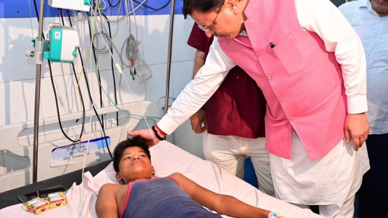मुख्यमंत्री धामी ने हरिद्वार हादसे में घायल श्रद्धालुओं से की मुलाकात, उपचार एवं सहायता के दिए निर्देश