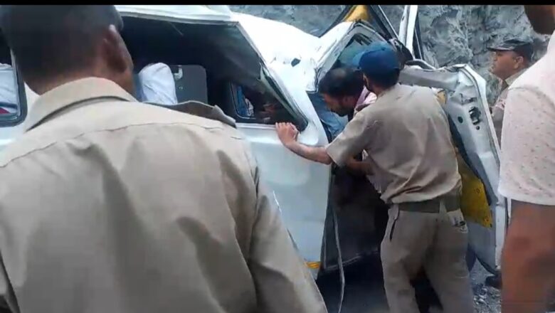 बदरीनाथ हाईवे पर हादसा: तीर्थयात्रियों से भरे टेंपो ट्रैवलर पर गिरा बोल्डर, चालक घायल, सभी यात्री सुरक्षित