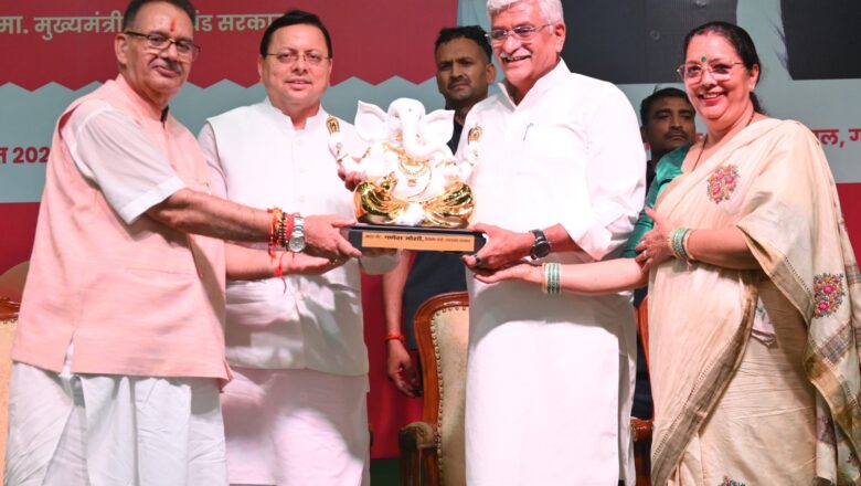 रक्षाबंधन पर अनोखा दृश्य: हजारों बहनों ने जोशी को बनाया ‘भाई’, भावुक हुए मंत्री
