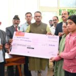 सैनिक कल्याण मंत्री गणेश जोशी ने मृतक उपनल कार्मिक के पिता को 50 लाख की सहायता राशि का चेक सौंपा